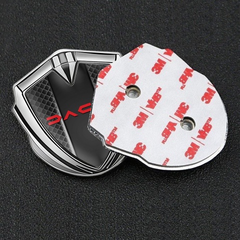 Dacia Emblem Abzeichen Silbertonfarbe Schwarz Netz mit Rote Logo