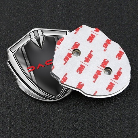 Dacia Abzeichen selbstklebend Silbertonfarbe Metall Rahme Design und Rote Logo