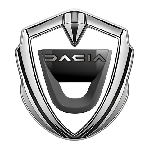 Dacia Selbstklebendes Metallaufkleber Emblem Silbertonfarbe Weiss Basis mit Graphit logo