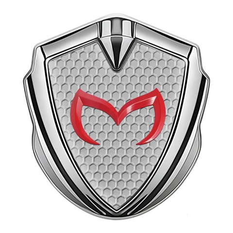 Mazda Emblem Abzeichen selbstklebend Silbertonfarbe mit Design Bienenwabe und Rote Logo