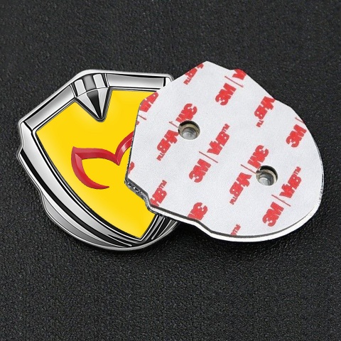 Mazda Abzeichen selbstklebend Silbertonfarbe mit Gelb Fundament und Rote logo