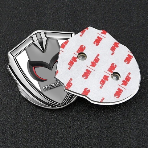 Mazda Emblem Abzeichen Silbertonfarbe mit Weiss Hintergrund und Graues Mittelteil