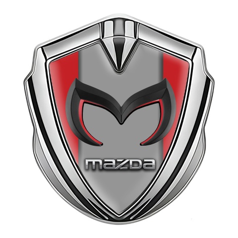 Mazda Abzeichen selbstklebend Silbertonfarbe mit Rote Fundament und Graues Mittelteil