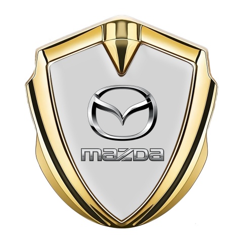 Mazda Seitenflugel Emblem Aufkleber Goldtonfarbe mit Grau Fundament und Silber Logo