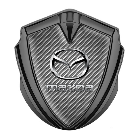 Mazda Abzeichen selbstklebend Graphit Tonfarbe mit Hell Carbon Hintergrund und Logo Chrom