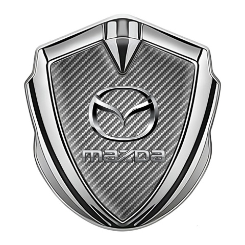 Mazda Abzeichen selbstklebend Silbertonfarbe mit Hell Carbon Hintergrund und Logo Chrom