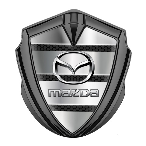 Mazda Abzeichen selbstklebend Graphit Tonfarbe Metallstreifen Basis Effekt und Silber Logo Stil