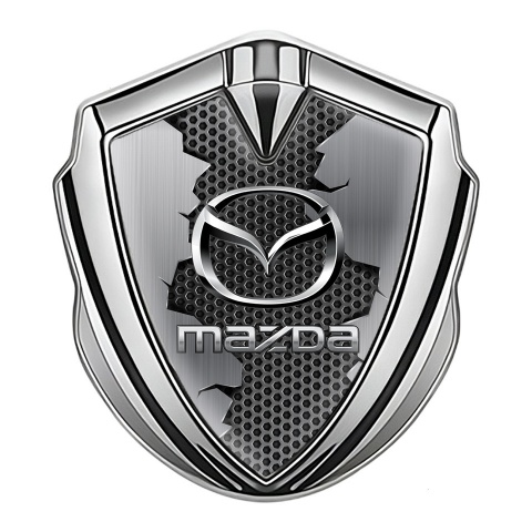 Mazda Emblem Aufkleber Autozubehor Silbertonfarbe mit Design Zerrissenes Metall Hintergrund