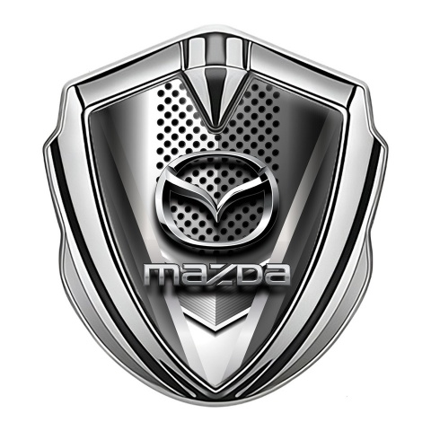 Mazda Emblem Abzeichen Silbertonfarbe mit 3D metall Effekt Hintergrund Und Klassisch Logo