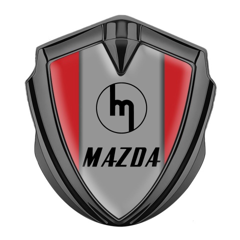 Mazda Emblem Abzeichen selbstklebend Graphit Tonfarbe mit Rote Fundament und Retro Logo Stil