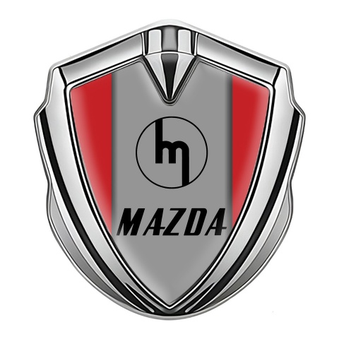Mazda Emblem Abzeichen selbstklebend Silbertonfarbe mit Rote Fundament und Retro Logo Stil