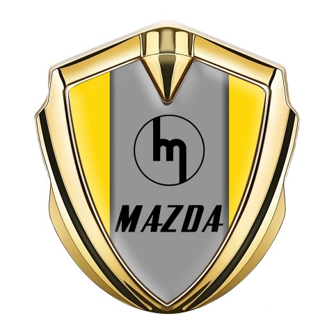 Mazda Emblem Auto Zeichen Goldtonfarbe mit Gelb Hintergrund und Retro Logo Stil