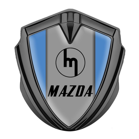Mazda Seitenflugel Emblem Aufkleber Graphit Tonfarbe mit Blau Hintergrund und Retro Logo