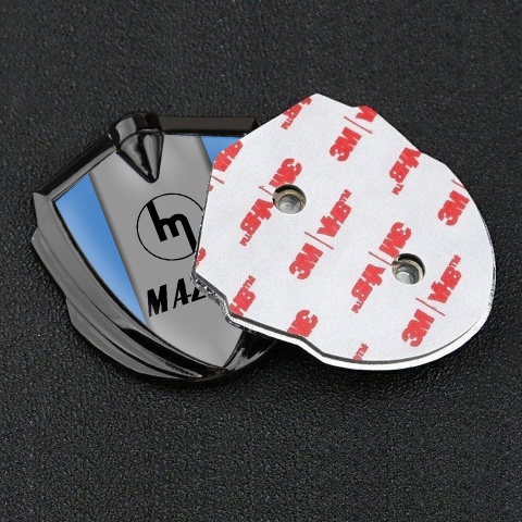 Mazda Seitenflugel Emblem Aufkleber Graphit Tonfarbe mit Blau Hintergrund und Retro Logo