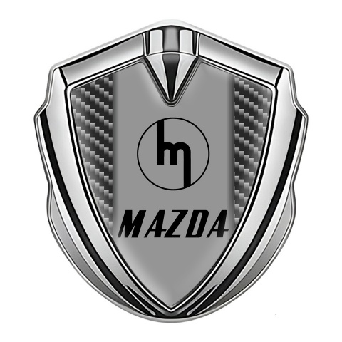 Mazda Abzeichen selbstklebend Silbertonfarbe mit Dunkles Carbon Basis und Retro Logo Stil