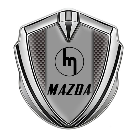 Mazda Emblem Abzeichen selbstklebend Silbertonfarbe mit Braun Carbon und Retro Logo