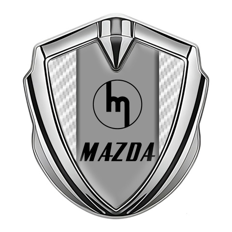 Mazda Emblem Auto Zeichen Silbertonfarbe mit Weiss Kohlenstoff Hintergrund und Retro Logo