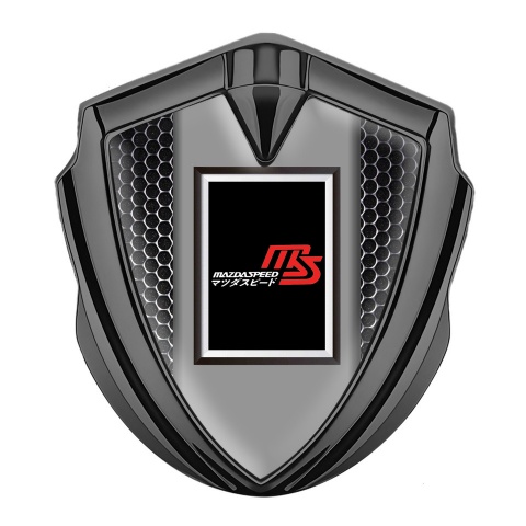 Mazda Speed Emblem Auto Zeichen Graphit Tonfarbe mit Perforierter Stahl Hintergrund und Rechteckiges Logo Design