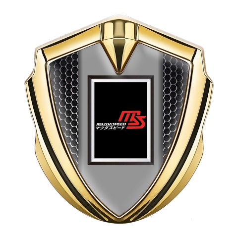 Mazda Speed Emblem Auto Zeichen Goldtonfarbe mit Perforierter Stahl Hintergrund und Rechteckiges Logo Design