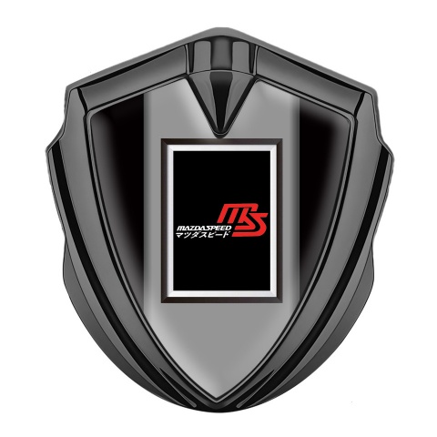 Mazda Speed Emblem Abzeichen Graphit Tonfarbe mit Schwarz hintergrund und Rechteckiges Logo Design