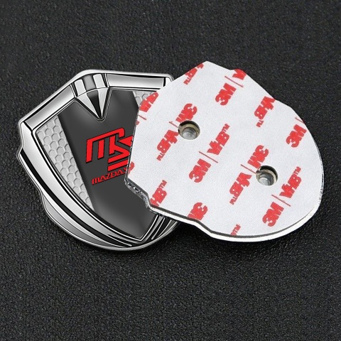 Mazda Speed Abzeichen selbstklebend Silbertonfarbe mit Wabeneffekt und Graphit Panel Rote logo