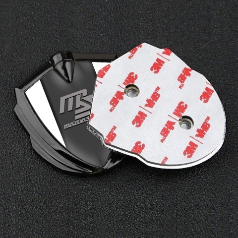 Mazda Speed Selbstklebendes Metallaufkleber Emblem Graphit Tonfarbe mit Weiss Hintergrund Grau Logo