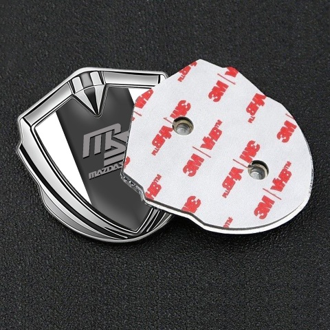 Mazda Speed Selbstklebendes Metallaufkleber Emblem Silbertonfarbe mit Weiss Hintergrund Grau Logo