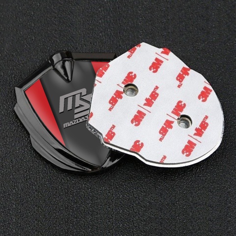 Mazda Speed Emblem Logo Schriftzug Aufkleber Graphit Tonfarbe mit Rote Hintergrund und Graphit Panel Grau Logo