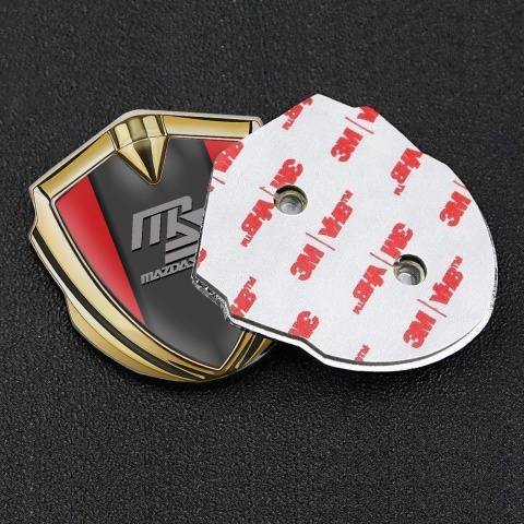 Mazda Speed Emblem Logo Schriftzug Aufkleber Goldtonfarbe mit Rote Hintergrund und Graphit Panel Grau Logo