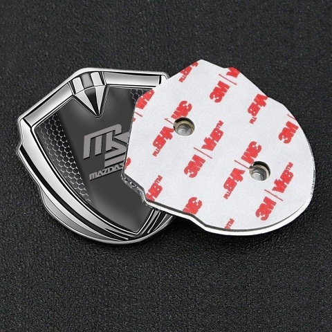 Mazda Speed Abzeichen selbstklebend Silbertonfarbe mit Basis Perforierter Stahl Effekt und Grau logo Stil