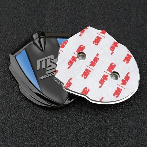 Mazda Speed Emblem Auto Zeichen Graphit Tonfarbe mit Blau hintergrund und Graphit Panel Grau Logo