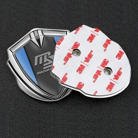 Mazda Speed Emblem Auto Zeichen Silbertonfarbe mit Blau hintergrund und Graphit Panel Grau Logo