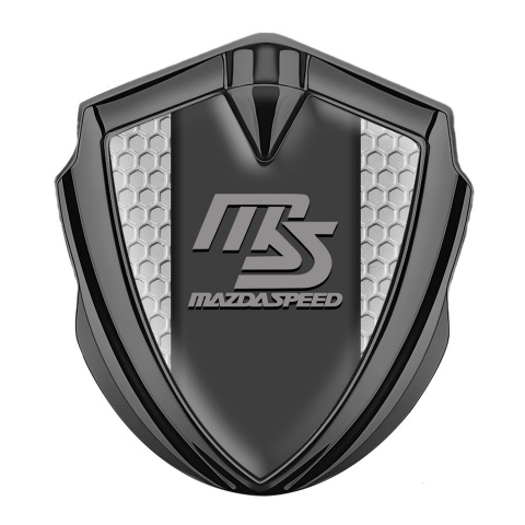 Mazda Speed Emblem Abzeichen Graphit Tonfarbe mit Wabeneffekt Hintergrund und Graphit Panel Logo