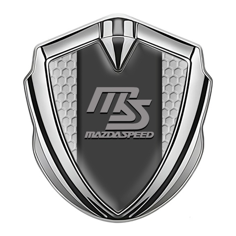 Mazda Speed Emblem Abzeichen Silbertonfarbe mit Wabeneffekt Hintergrund und Graphit Panel Logo
