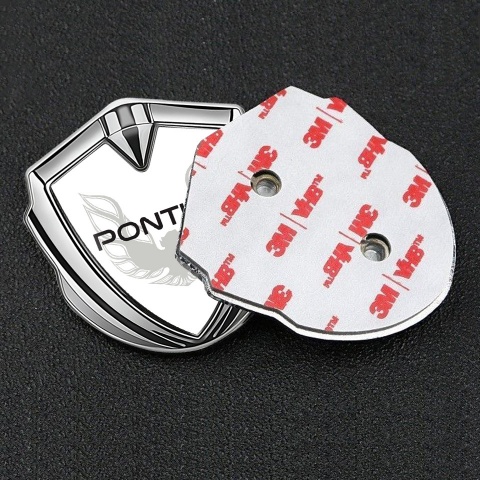 Pontiac Emblem Abzeichen selbstklebend Silbertonfarbe Weiss Hintergrund Grau Schwarz Logo