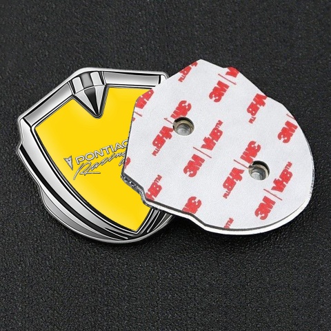 Pontiac Abzeichen selbstklebend Silbertonfarbe Gelb Hintergrund mit Racing logo Motiv