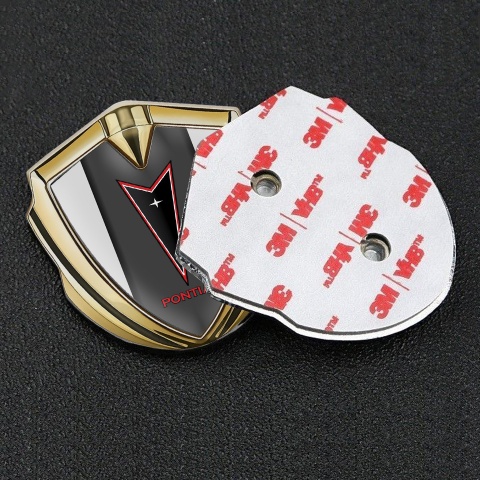 Pontiac Emblem Logo Schriftzug Aufkleber Goldtonfarbe Grau basis mit Graphit Panel und Rote Logo Motiv