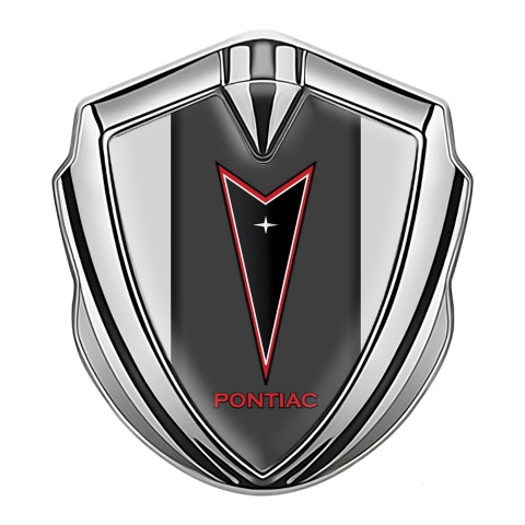 Pontiac Emblem Logo Schriftzug Aufkleber Silbertonfarbe Grau basis mit Graphit Panel und Rote Logo Motiv
