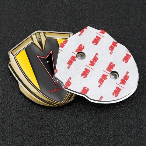 Pontiac Emblem Abzeichen selbstklebend Goldtonfarbe Gelb Basis mit Graphite Panel Und Rote Logo