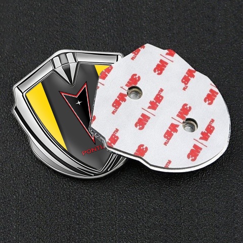 Pontiac Emblem Abzeichen selbstklebend Silbertonfarbe Gelb Basis mit Graphite Panel Und Rote Logo