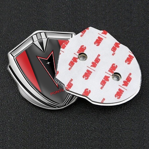 Pontiac Emblem Auto Zeichen Silbertonfarbe Rote Basis mit Graphit Panel und Rote Logo Motiv