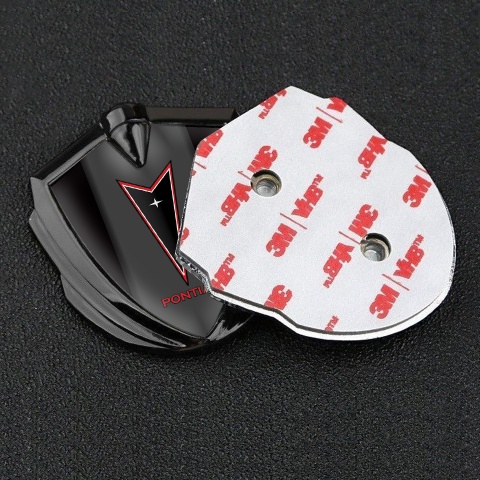 Pontiac Selbstklebendes Metallaufkleber Emblem Graphit Tonfarbe Schwarz Hintergrund mit Rote Logo Motiv