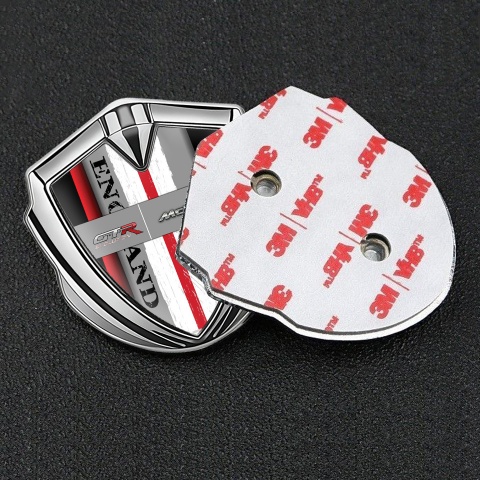 Mclaren GTR Emblem Abzeichen Silbertonfarbe Schwarz Basis mit Rote Band England Logo Stil