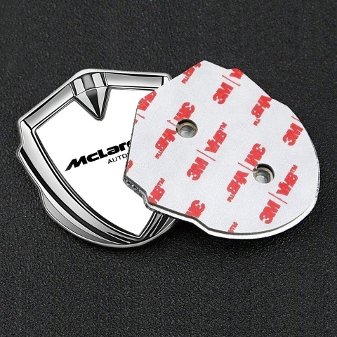 Mclaren Abzeichen selbstklebend Silbertonfarbe Weiss Version