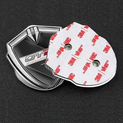 Mclaren GTR Seitenflugel Emblem Aufkleber Silbertonfarbe Dunkles Diagonale panel mit Evolution Logo