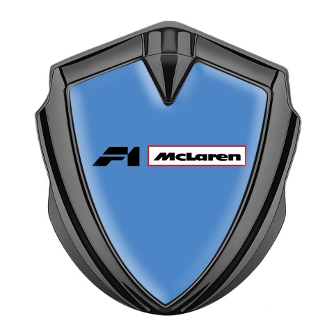 Mclaren Abzeichen selbstklebend Graphit Tonfarbe Blau Hintergrund mit F1 Logo