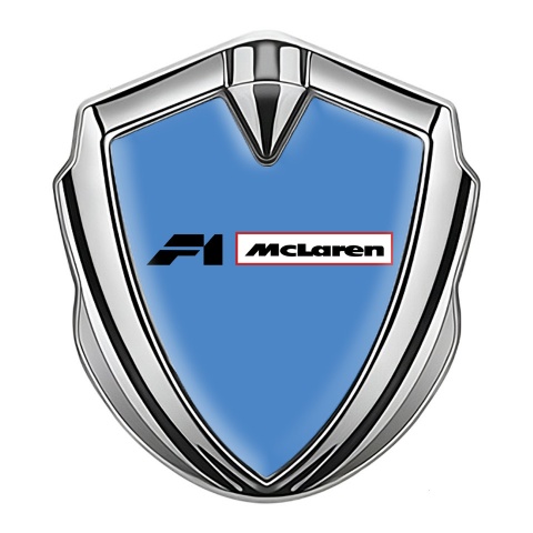 Mclaren Abzeichen selbstklebend Silbertonfarbe Blau Hintergrund mit F1 Logo