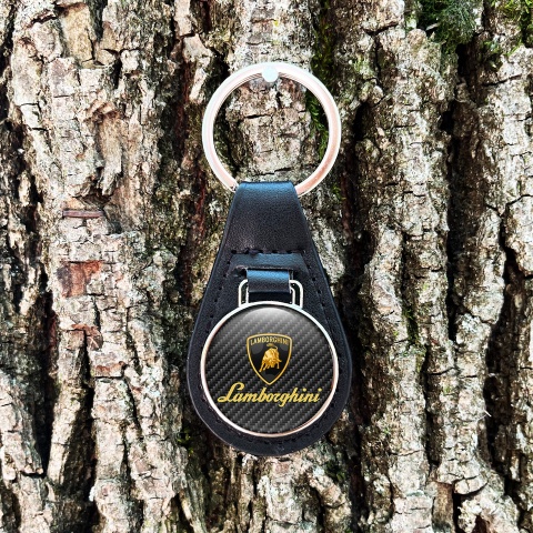 Lamborghini Schlusselanhanger aus Leder Dunkel Carbon Hintergrund