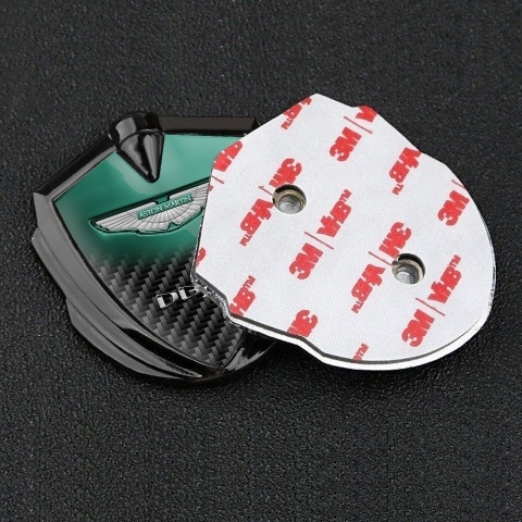 Aston Martin Emblem Abzeichen Graphit Tonfarbe Carbon mit Grune Wolke Design
