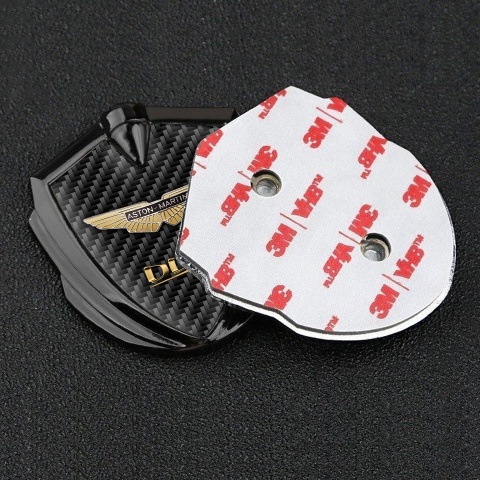 Aston Martin Abzeichen selbstklebend Graphit Tonfarbe Dunkles Carbon und Gelb Logo